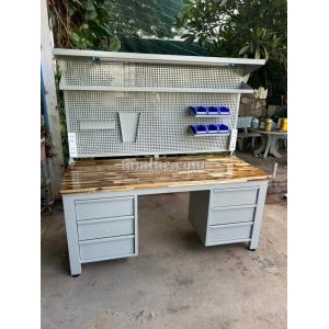 Bàn thao tác kết hợp bảng treo, tủ dụng cụ, đèn chiếu sáng